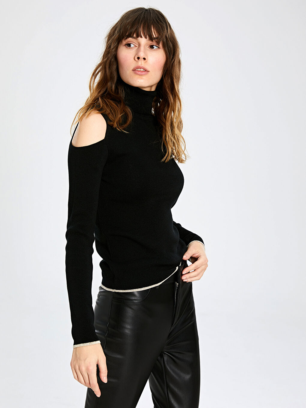 Siyah Balıkçı Yaka Uzun Kollu Kadın Kazak-1