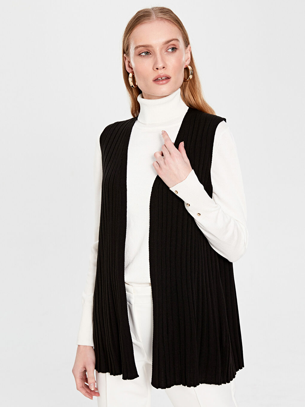 Siyah Kadın Yakasız Düz Triko Yelek-1