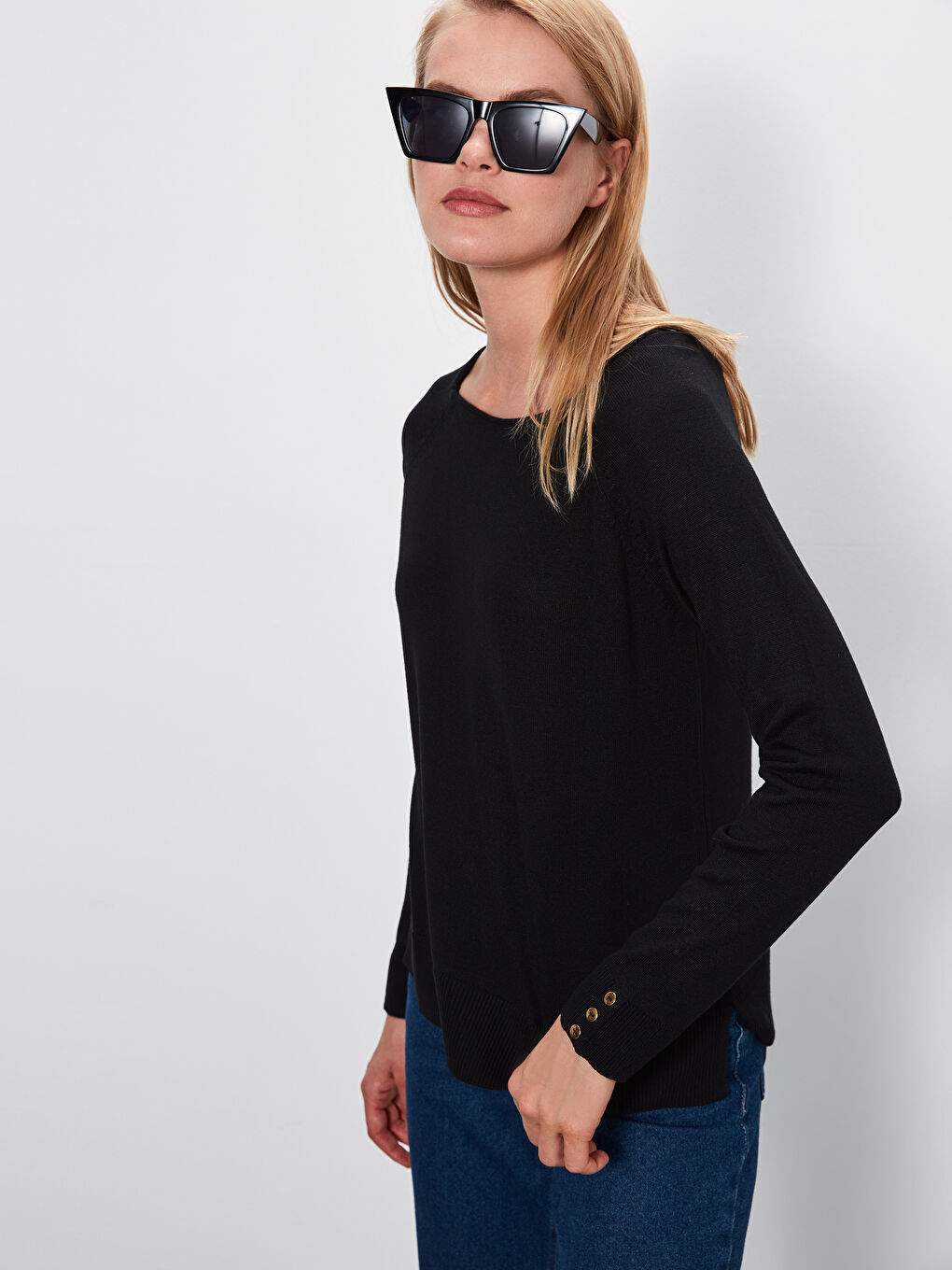 Siyah Bisiklet Yaka Kol Ucu Düğme Detaylı Kadın Triko Kazak