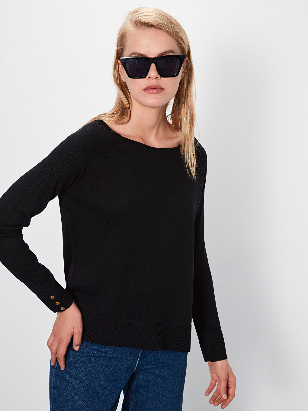 Siyah Bisiklet Yaka Kol Ucu Düğme Detaylı Kadın Triko Kazak-1