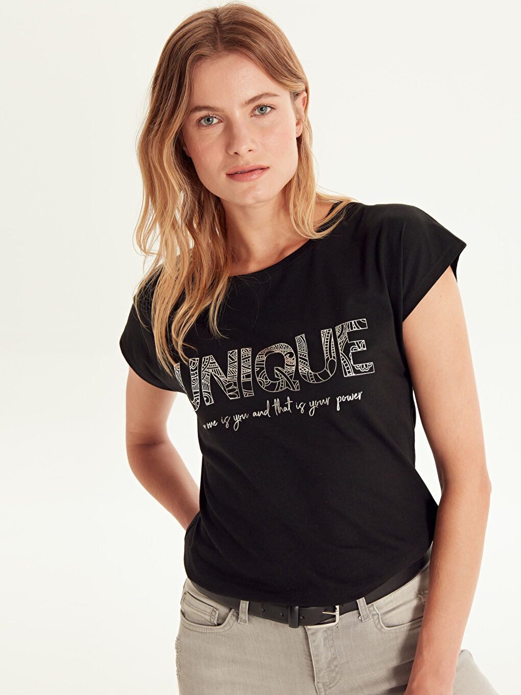 Siyah Bisiklet Yaka Baskılı Kısa Kollu Pamuklu Kadın Tişört