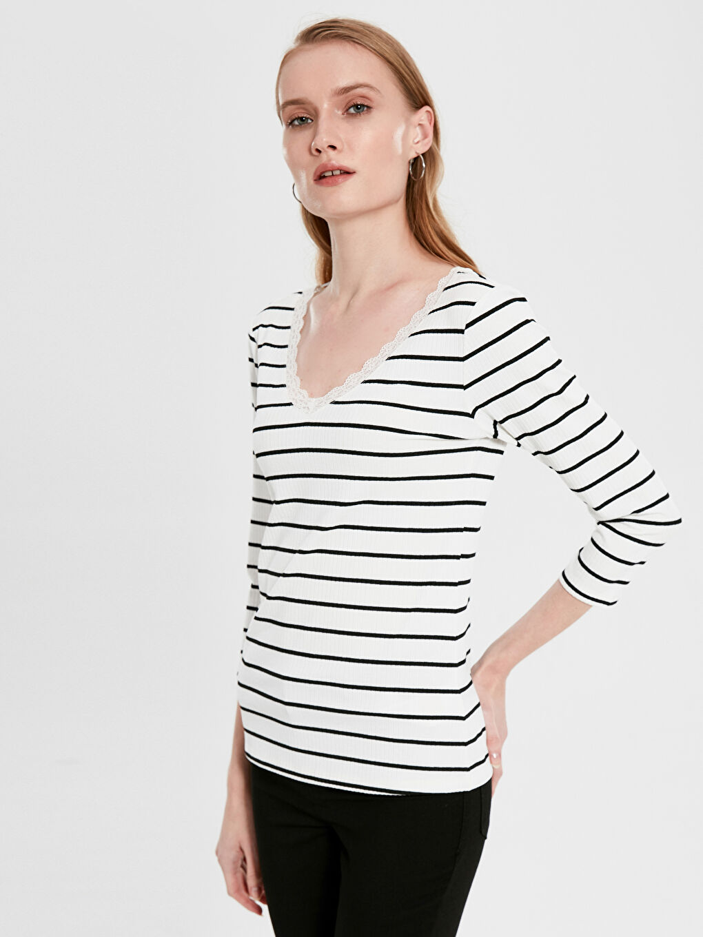 әйелдерге арналған v жағалы футболка