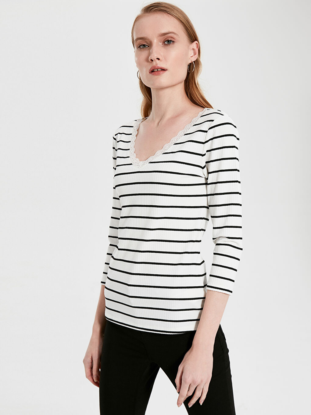 әйелдерге арналған v жағалы футболка-1