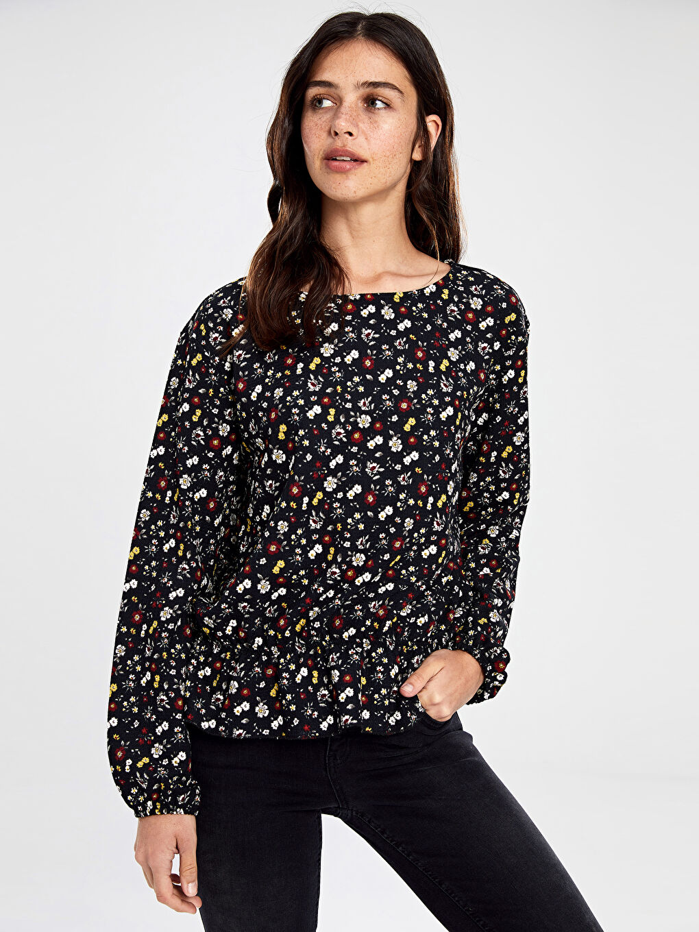 Siyah Bisiklet Yaka Standart Fit Uzun Kollu Kadın Çiçek Desenli Tişört-1