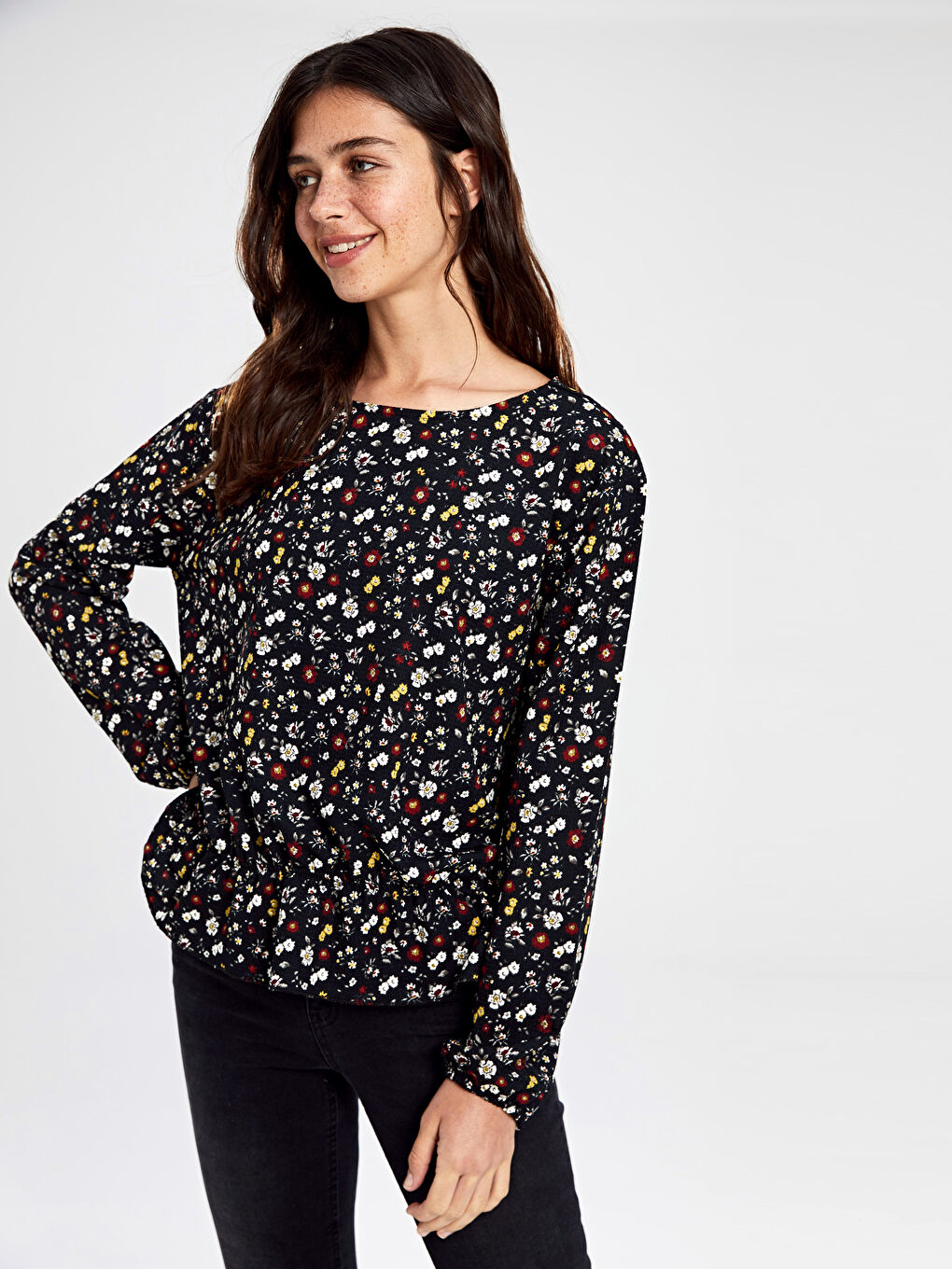 Siyah Bisiklet Yaka Standart Fit Uzun Kollu Kadın Çiçek Desenli Tişört-2