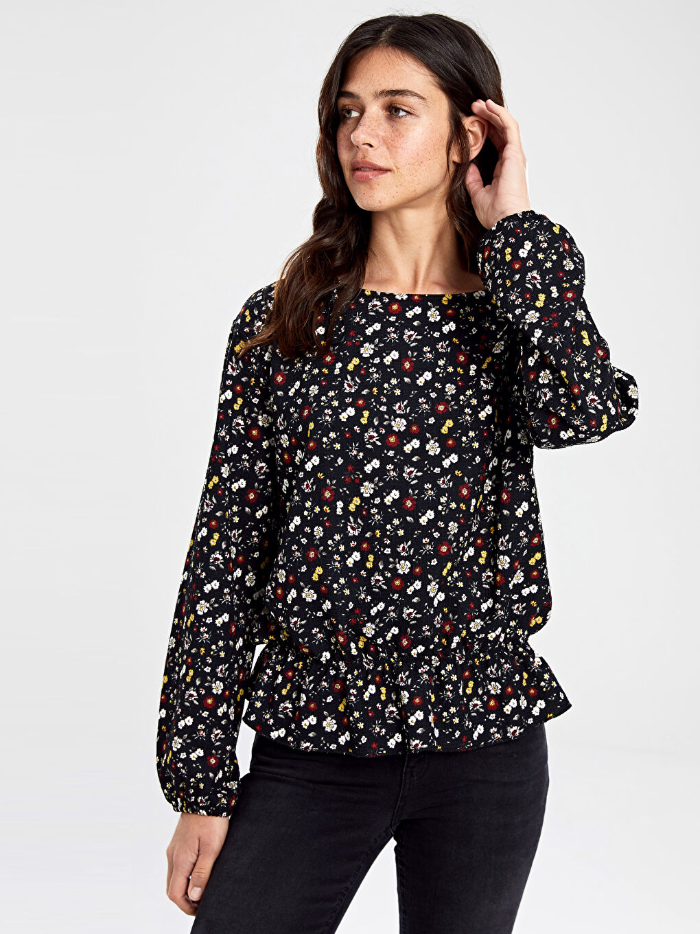 Siyah Bisiklet Yaka Standart Fit Uzun Kollu Kadın Çiçek Desenli Tişört-3