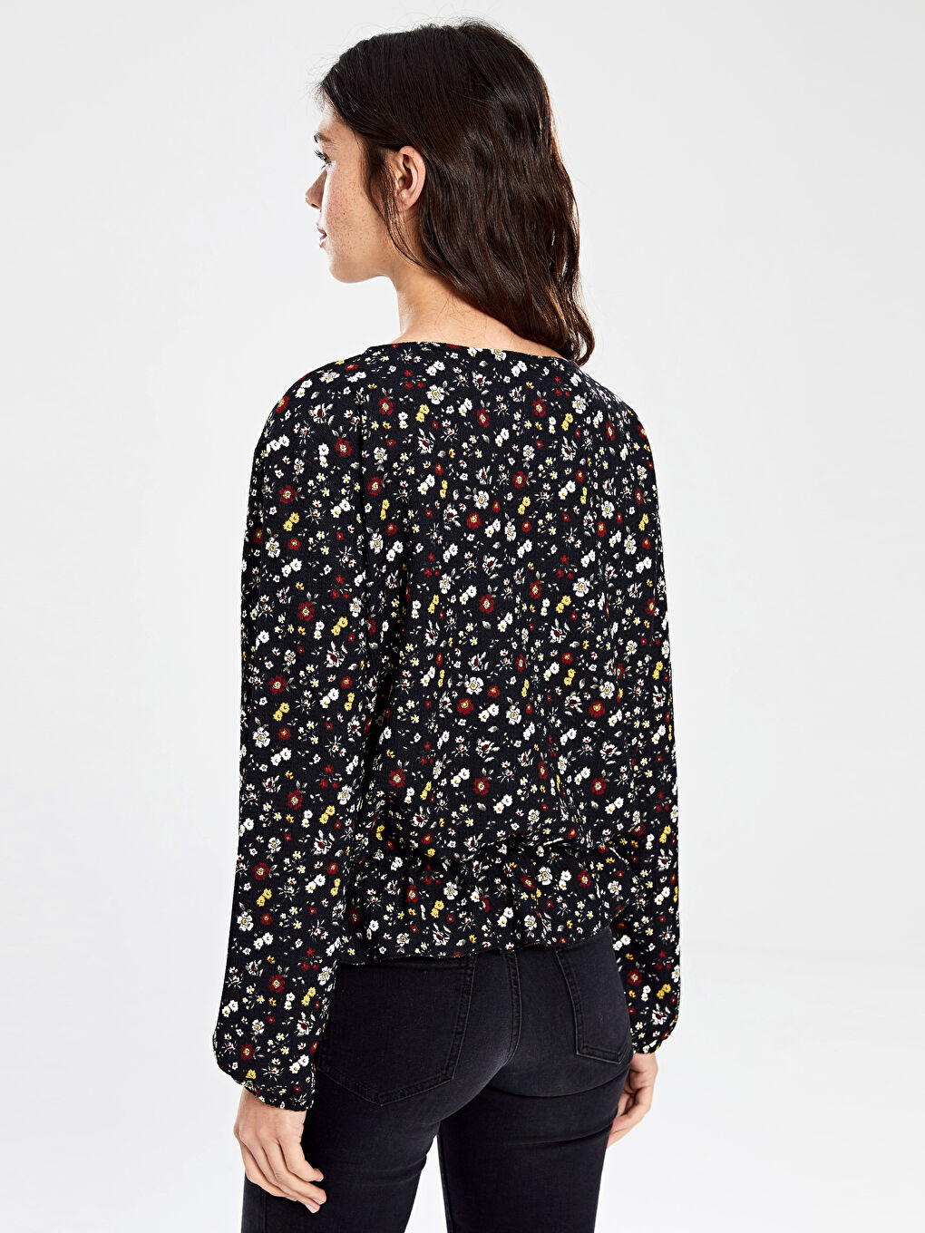 Siyah Bisiklet Yaka Standart Fit Uzun Kollu Kadın Çiçek Desenli Tişört-4