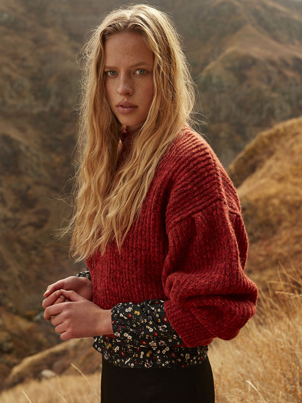 Siyah Bisiklet Yaka Standart Fit Uzun Kollu Kadın Çiçek Desenli Tişört