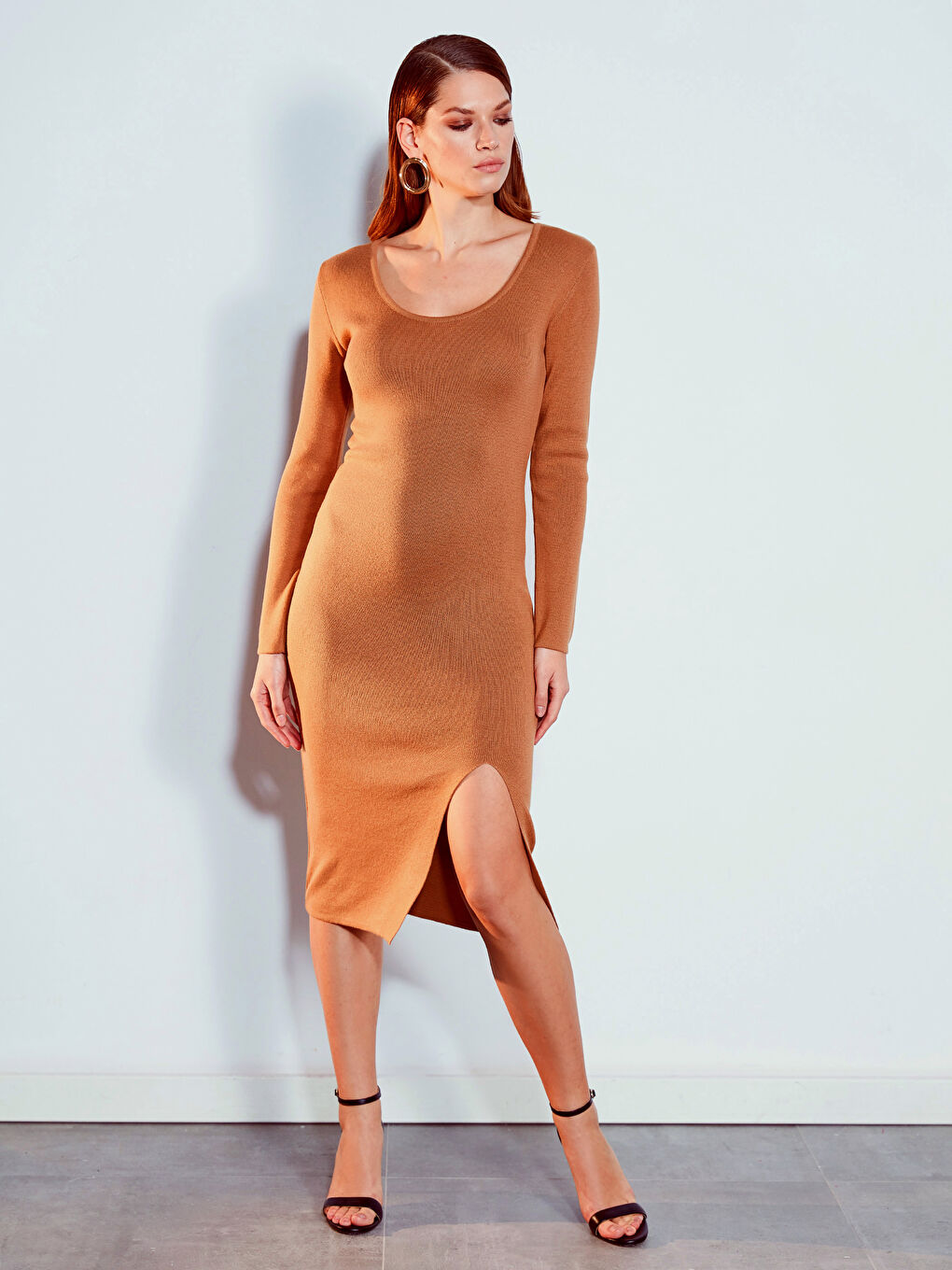 Kahverengi Yırtmaç Detaylı Uzun Kollu Kadın Elbise-1