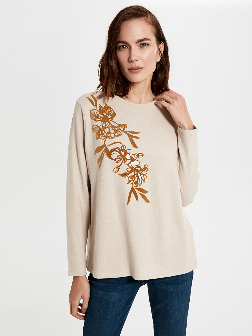 Bej Çiçek İşlemeli Uzun Kollu Kadın Tişört
