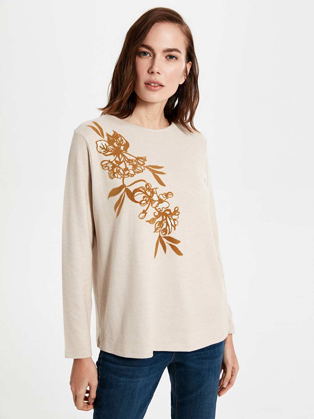 Bej Çiçek İşlemeli Uzun Kollu Kadın Tişört-1