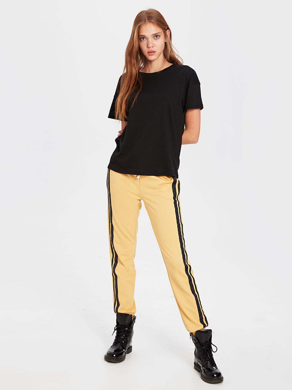 Siyah Bisiklet Yaka Düz Kısa Kollu Kadın Tişört-1