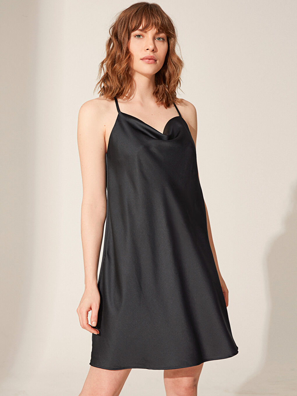 فستان نوم فاخر سادة بِحَمّالات ستان للسيدات