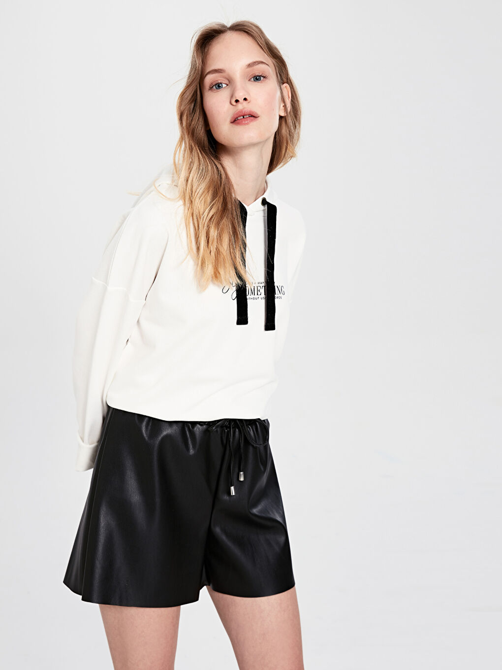 Siyah Deri Görünümlü Bağcıklı Kadın Şort-2