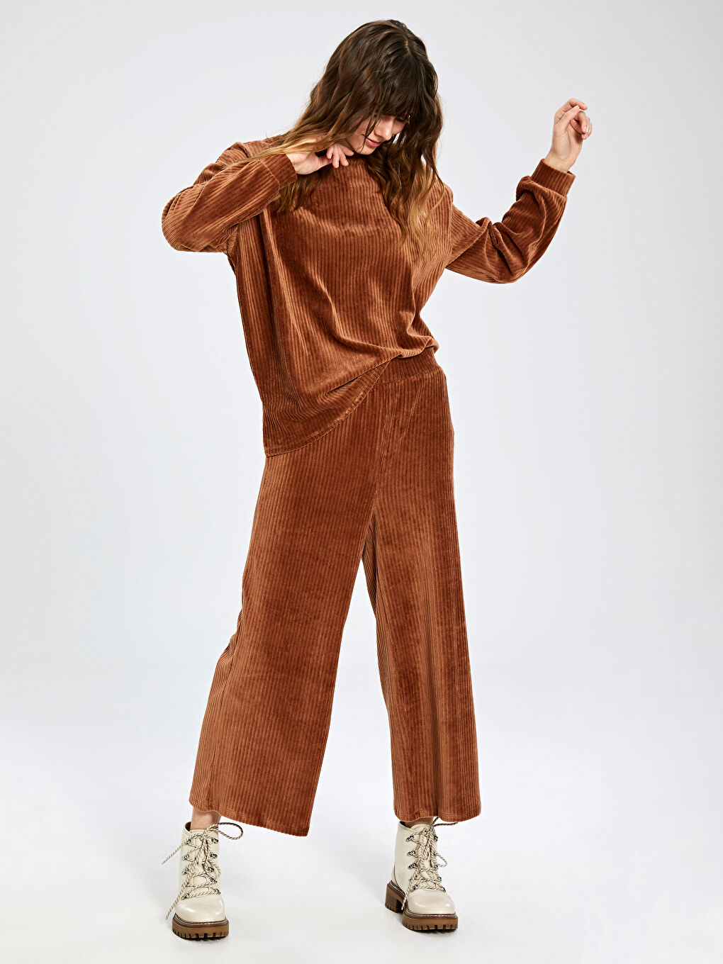 Kahverengi Rahat Kalıp Kadife Kadın Pantolon