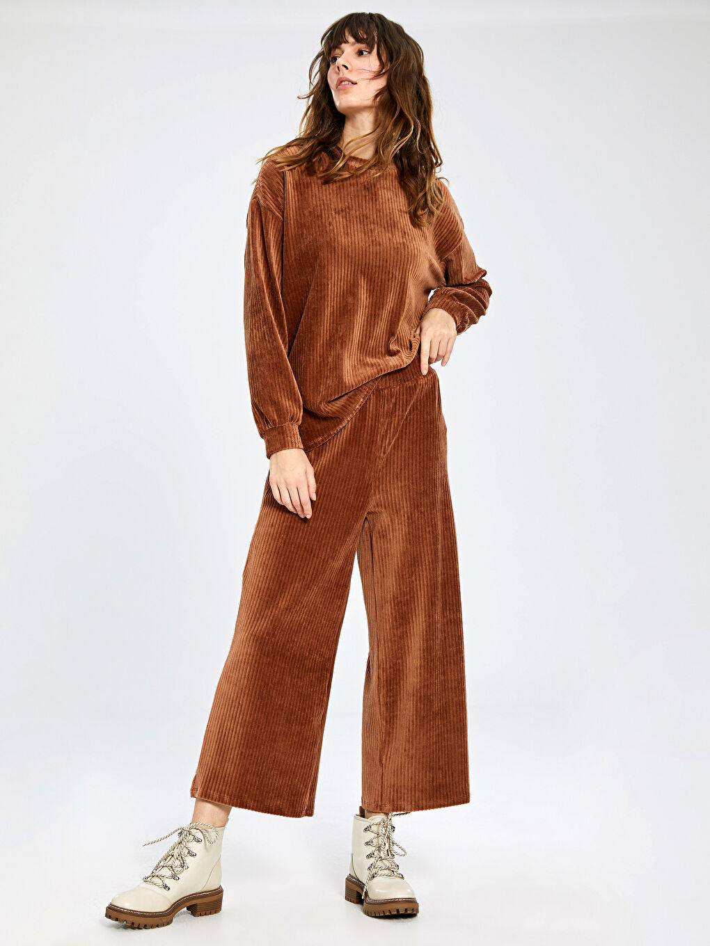 Kahverengi Rahat Kalıp Kadife Kadın Pantolon-1