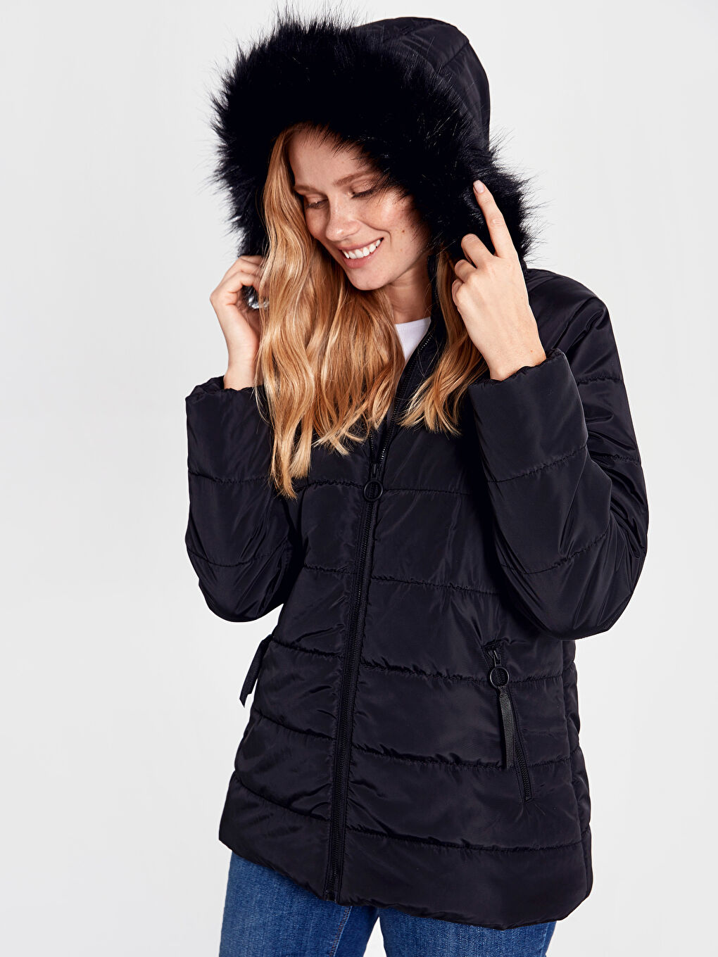 Siyah Kapüşonlu Uzun Kollu Kadın Şişme Mont