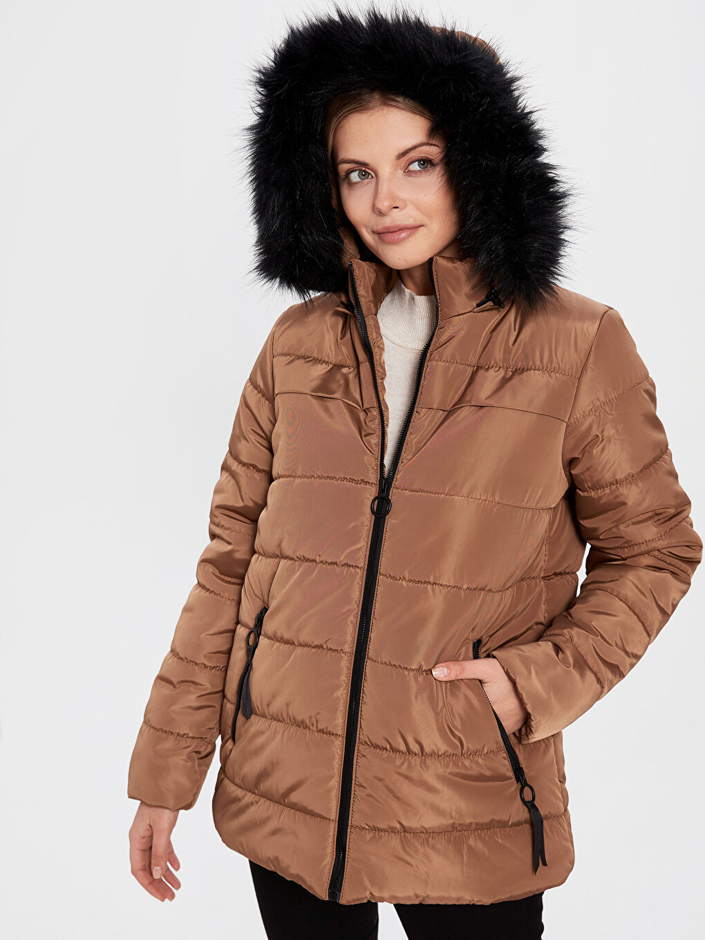 Kahverengi Kapüşonlu Uzun Kollu Kadın Şişme Mont