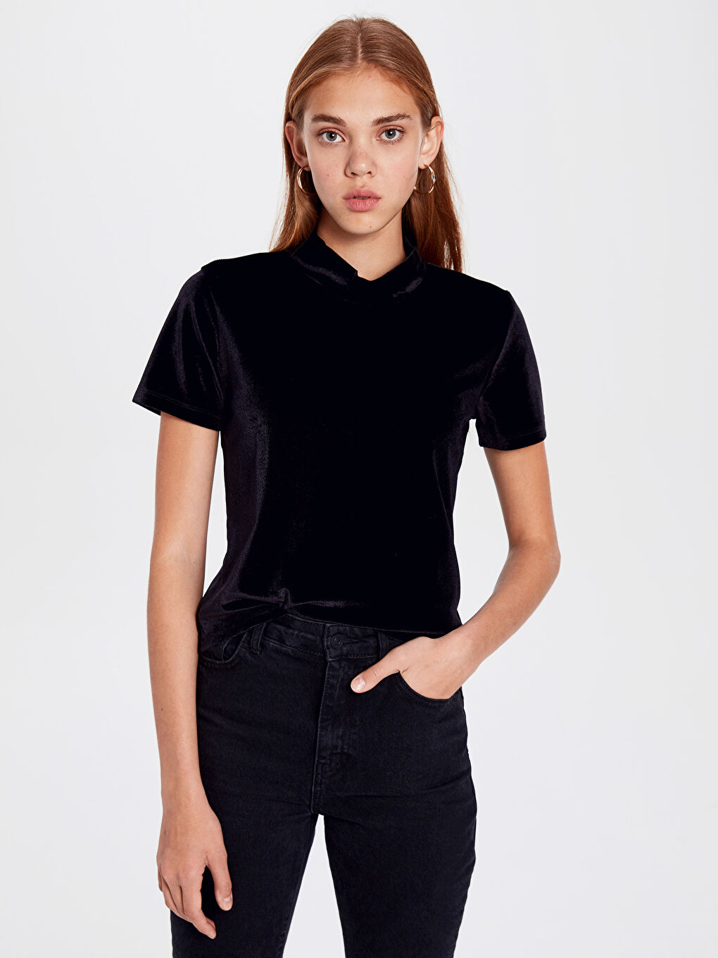 Siyah Dik Yaka Düz Kısa Kollu Kadın Tişört