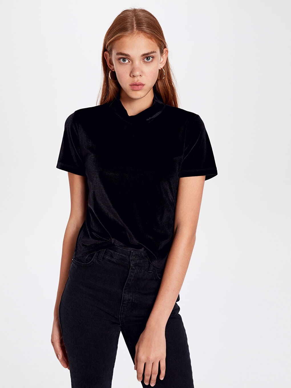 Siyah Dik Yaka Düz Kısa Kollu Kadın Tişört-1