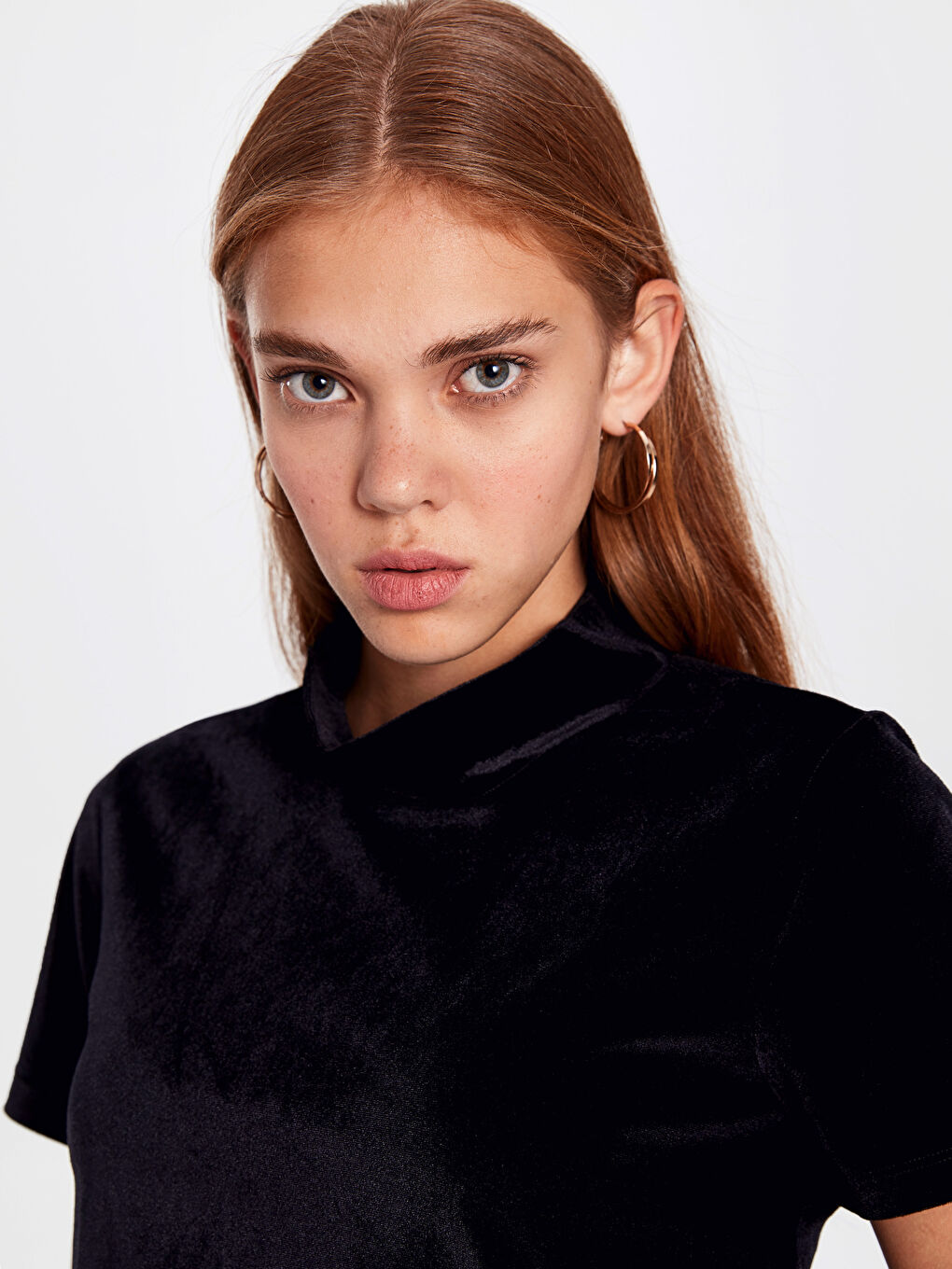 Siyah Dik Yaka Düz Kısa Kollu Kadın Tişört-2