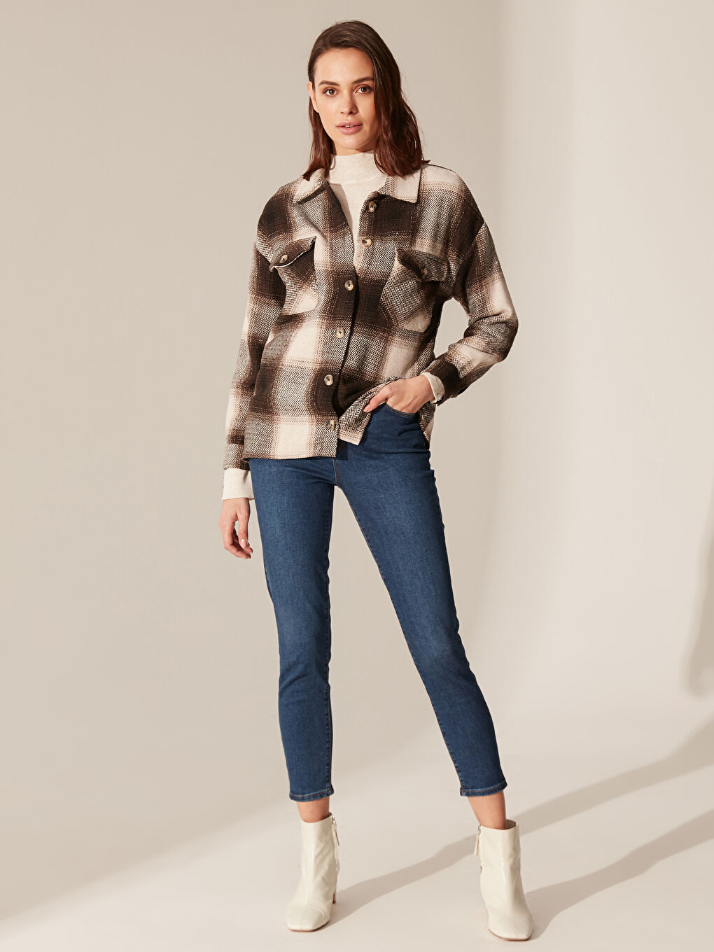 Bej Standart Fit Uzun Kollu Kadın Ekose Oduncu Gömlek-4