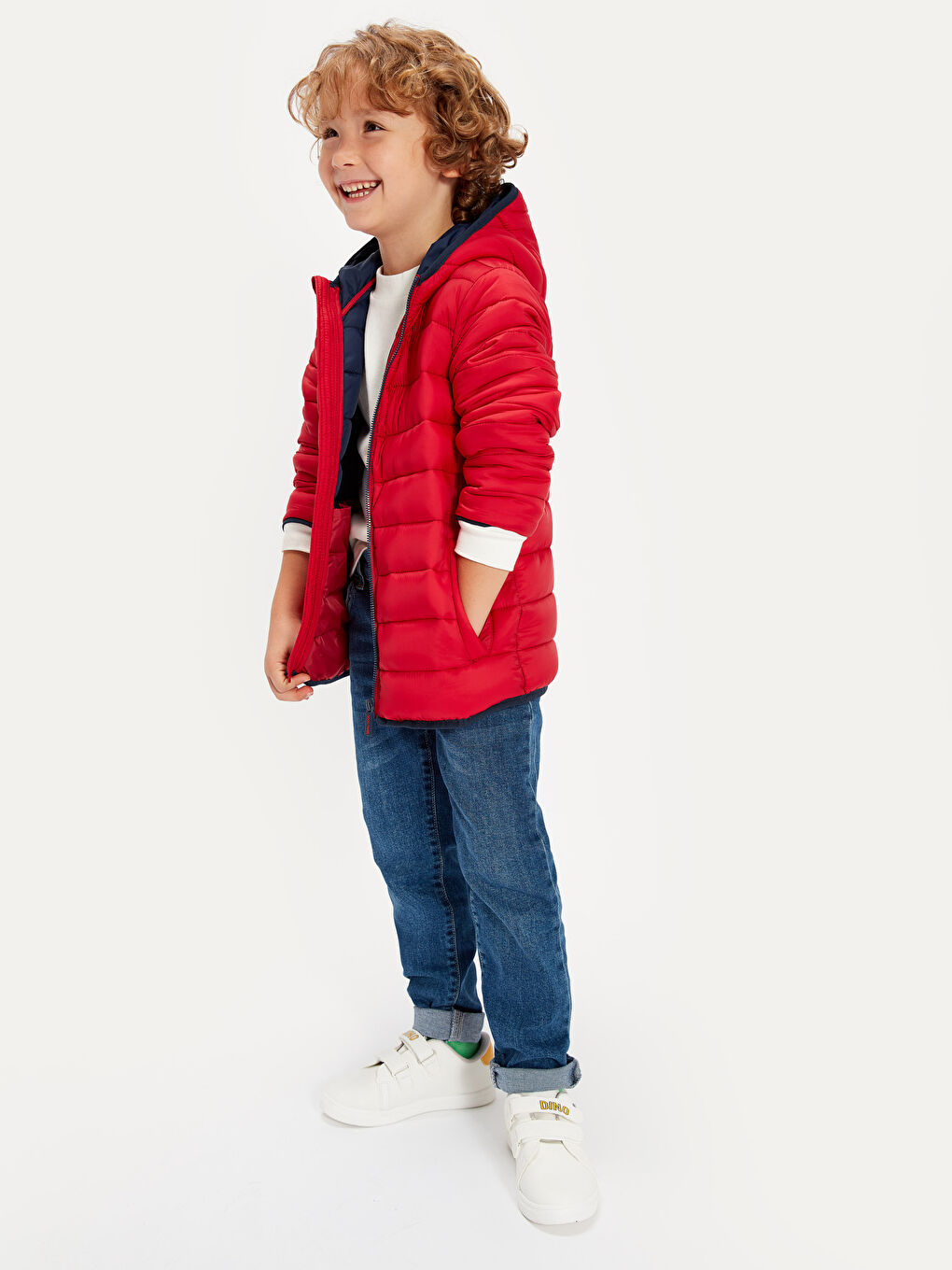 Kırmızı Kapüşonlu Uzun Kollu Erkek Çocuk Şişme Mont