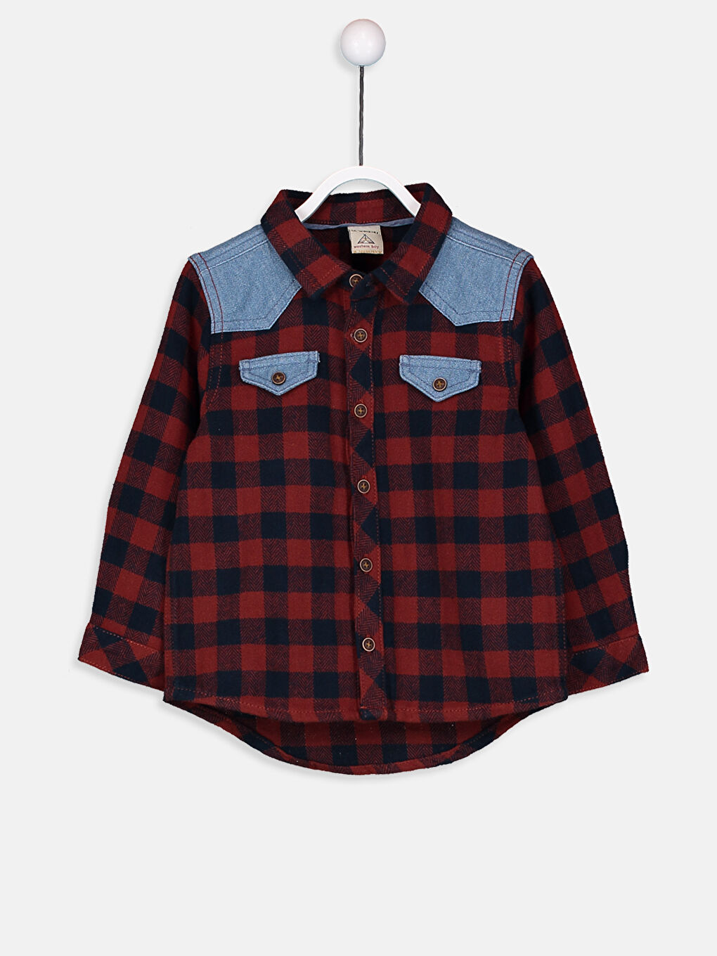 قميص أحمر طفل صغير