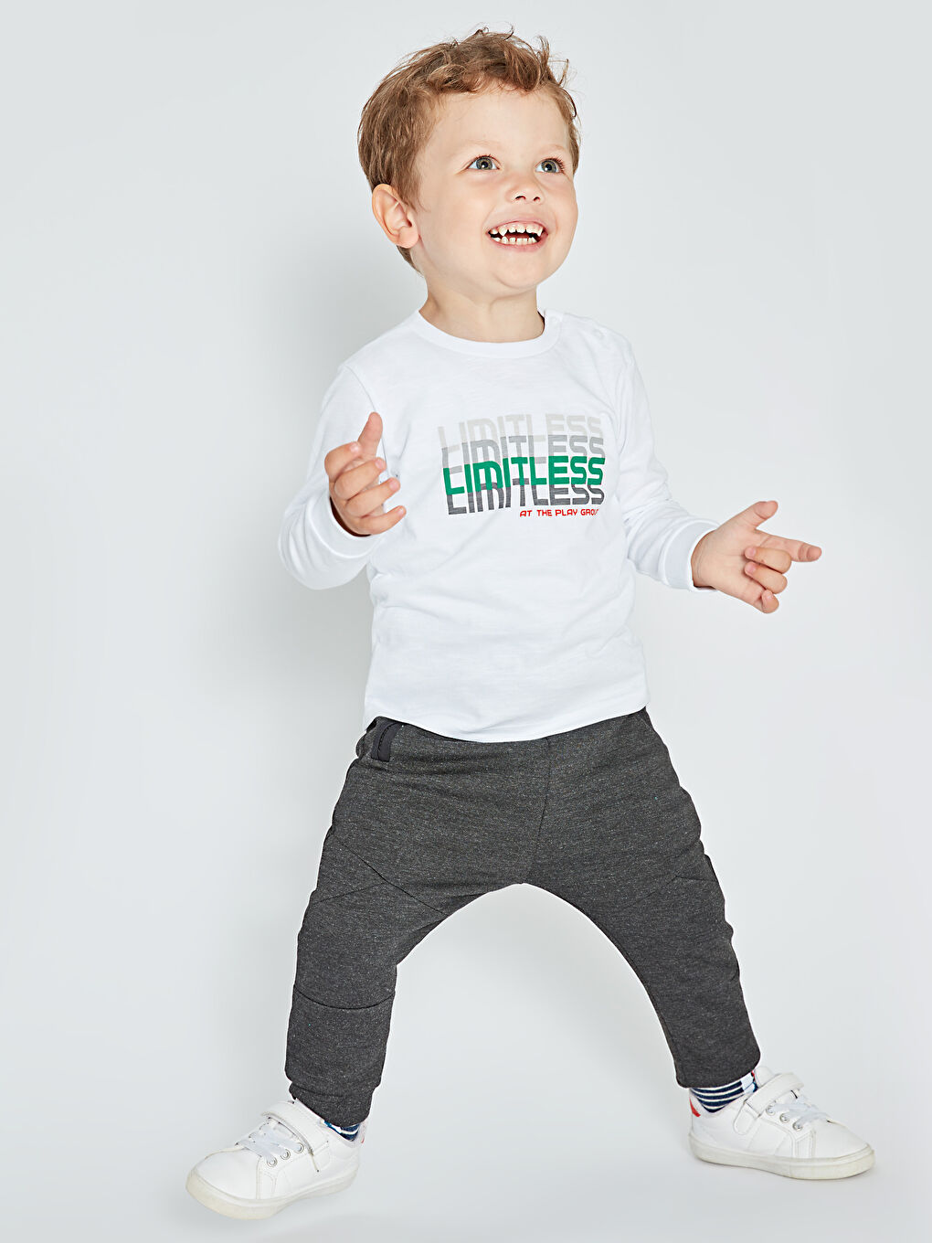 تي شيرت أبيض طفل صغير