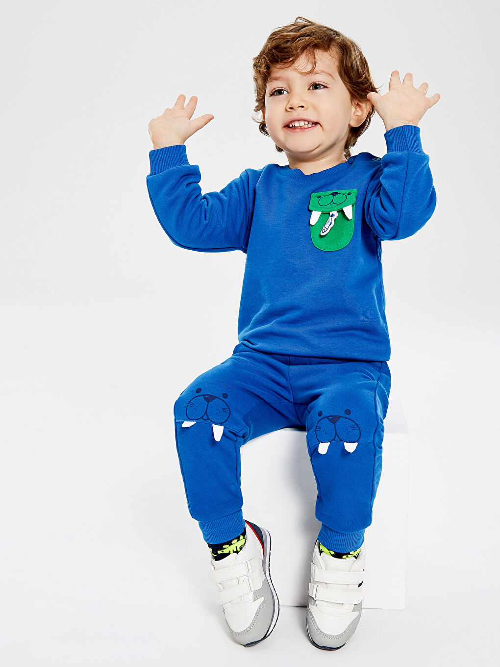 بنطال رياضي أزرق فاتح طفل صغير