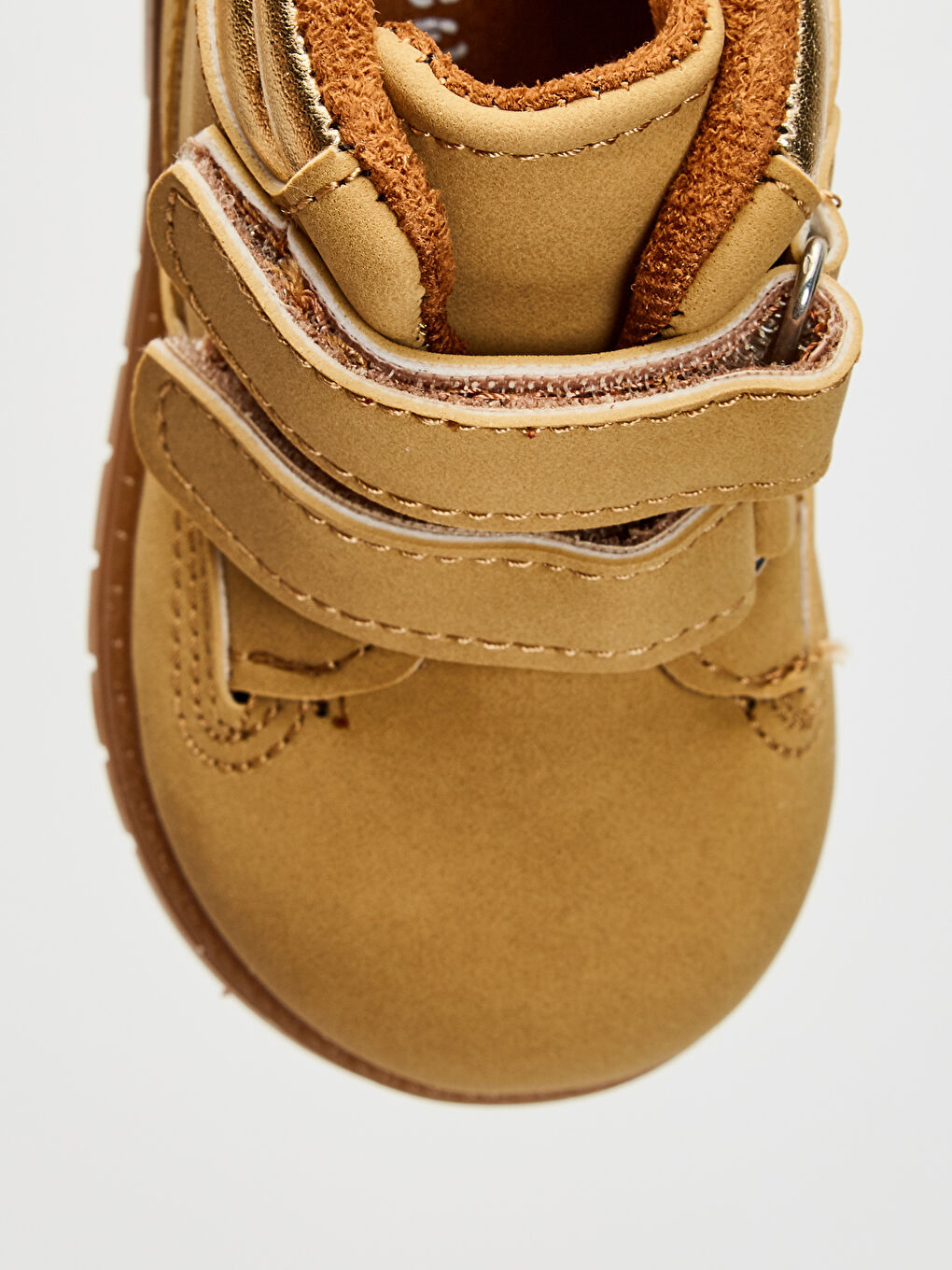 Bej Deri Görünümlü Cırt Cırtlı Kız Bebek Bot-4