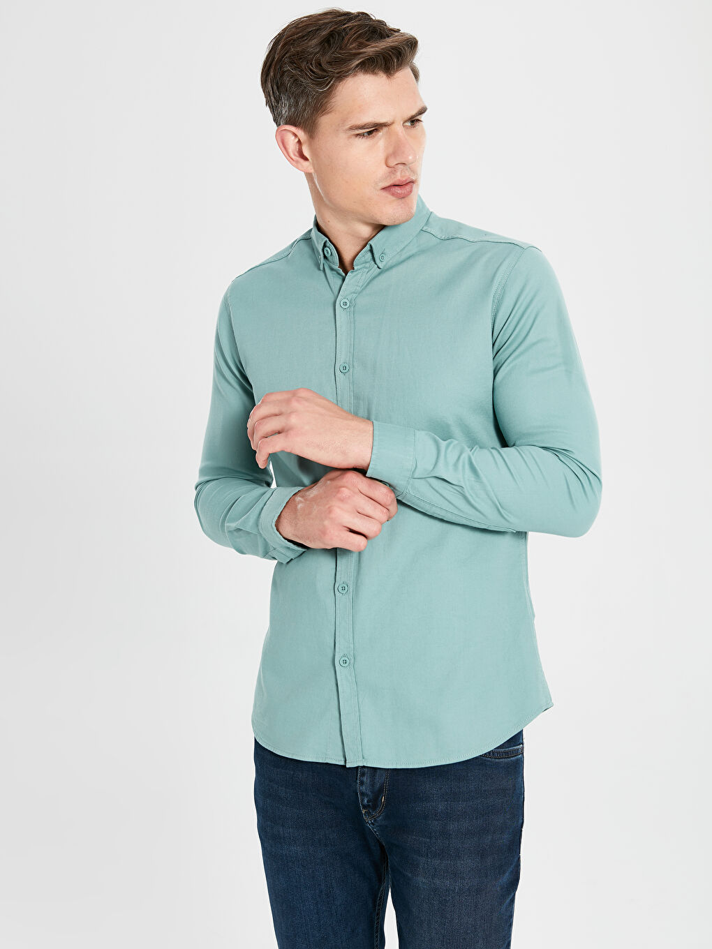 قميص بأكمام طويلة بقصة ضيقة للغاية