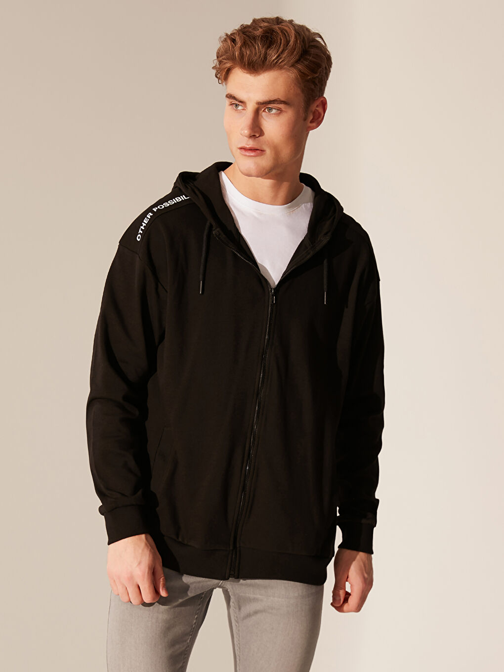 Siyah Kapüşonlu Uzun Kollu Erkek Fermuarlı Sweatshirt