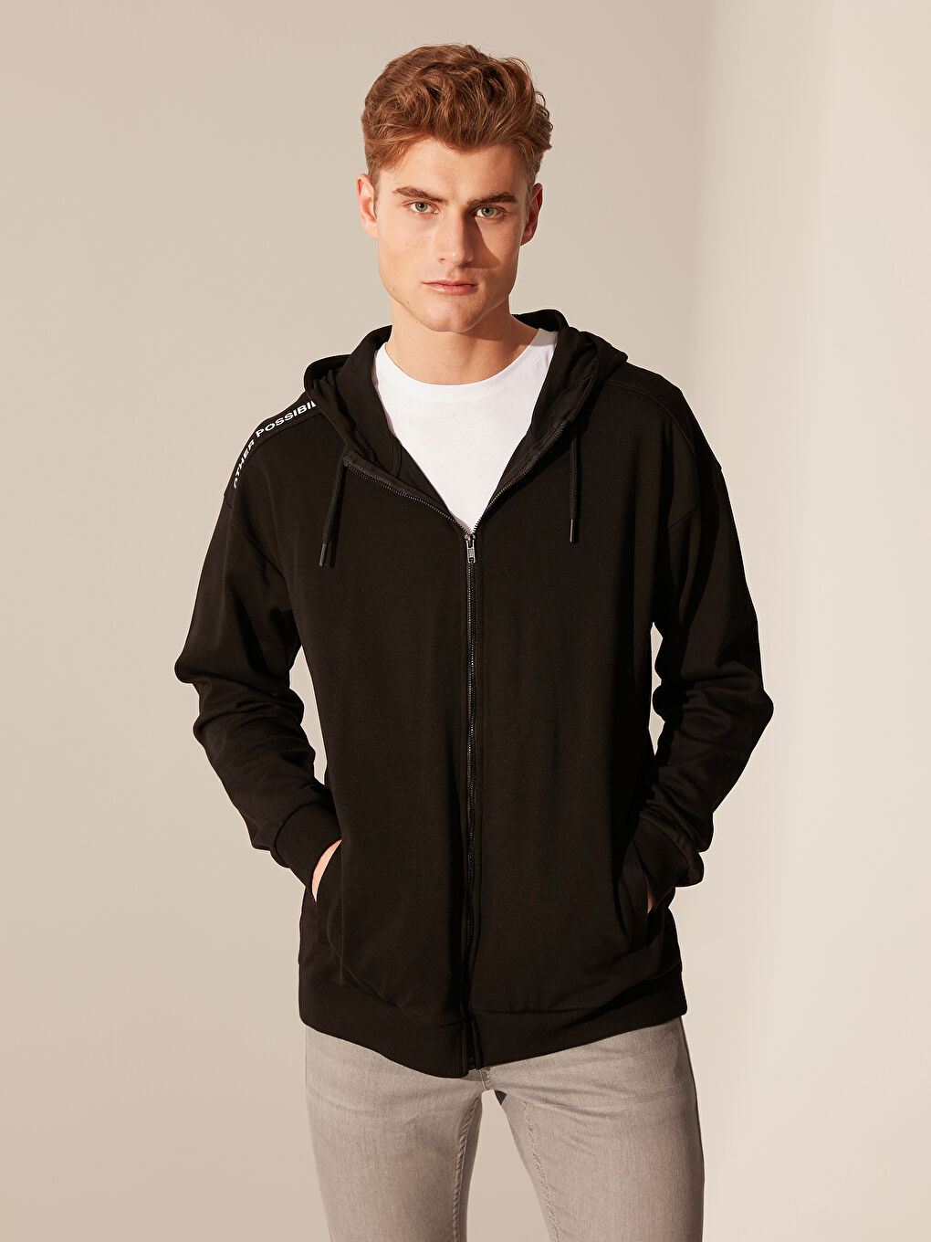 Siyah Kapüşonlu Uzun Kollu Erkek Fermuarlı Sweatshirt-1