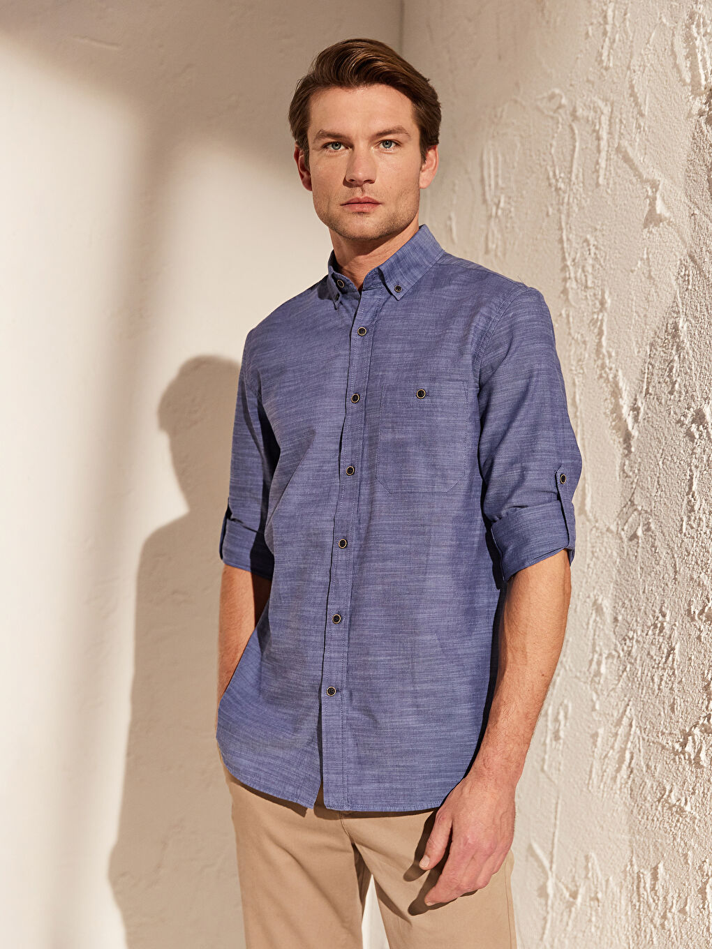 Рубашка мужская из поплина стандартного кроя с длинным рукавом-1