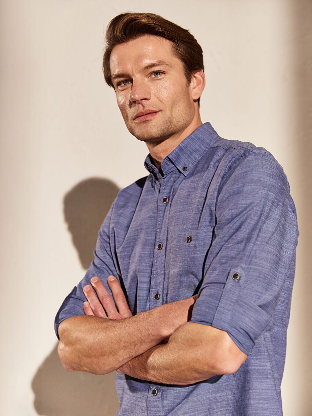 Рубашка мужская из поплина стандартного кроя с длинным рукавом-2