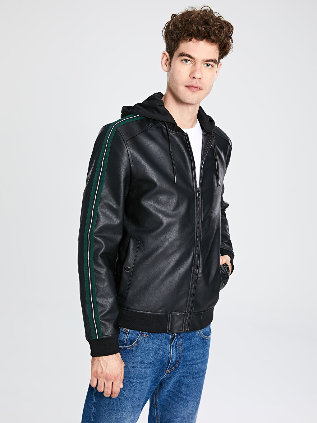 Siyah Standart Kalıp Kapüşonlu Erkek Deri Görünümlü Mont