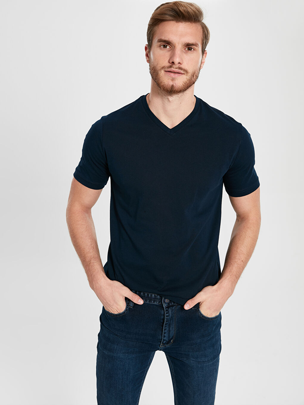 Базовая мужская футболка из хлопка с V-образным вырезом и короткими рукавами