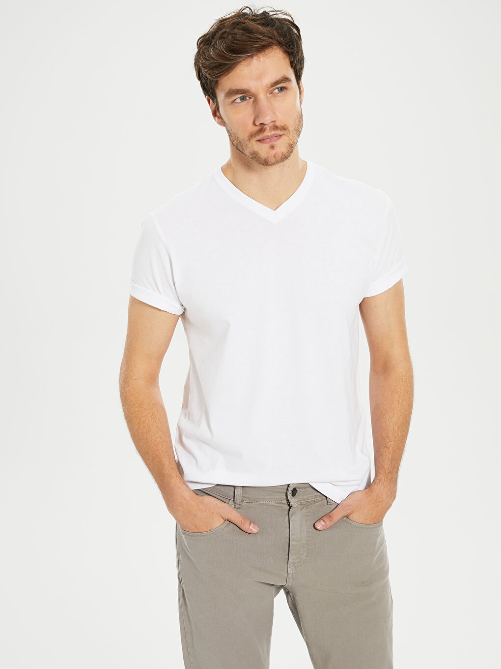 تيشيرت أساسي بياقة على شكل حرف V