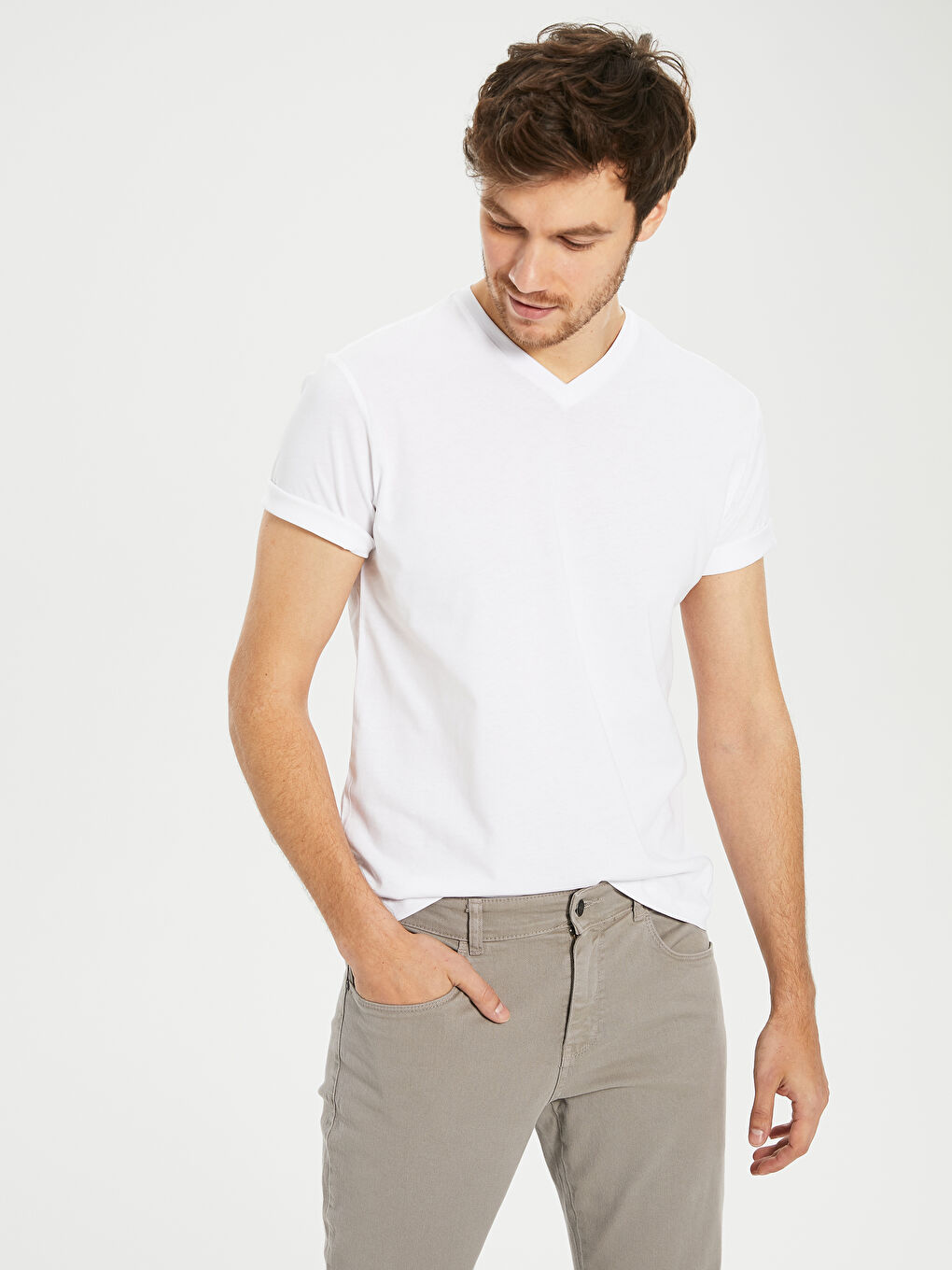 تيشيرت أساسي بياقة على شكل حرف V-1