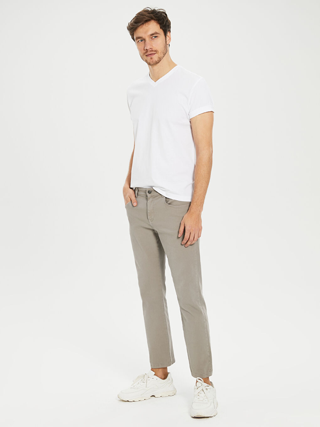 تيشيرت أساسي بياقة على شكل حرف V-2