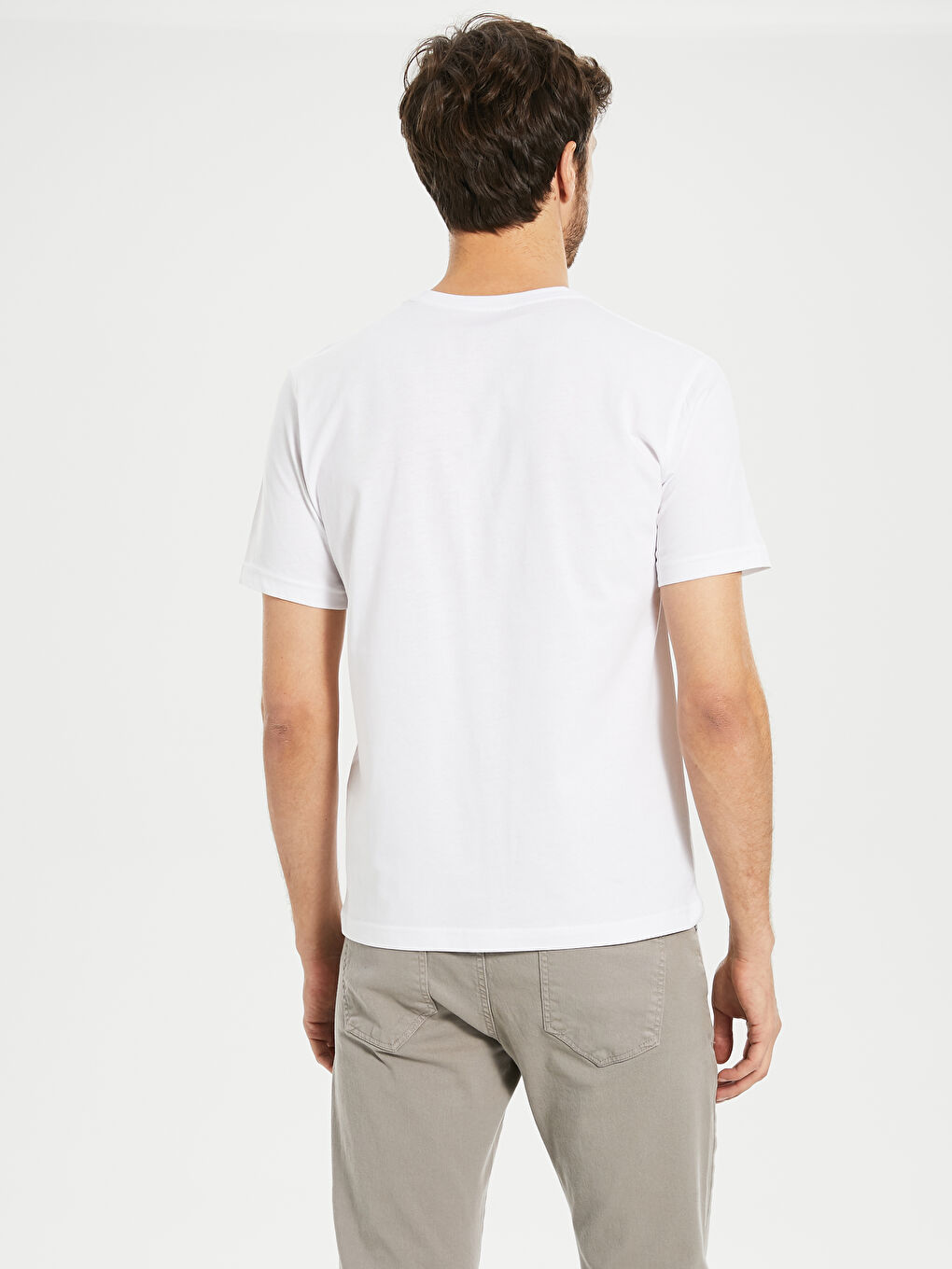 تيشيرت أساسي بياقة على شكل حرف V-3