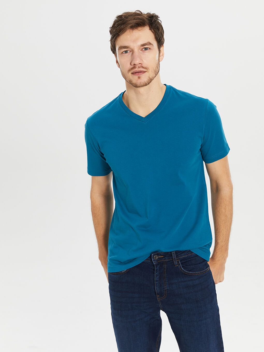 تيشيرت قطن أساسي بفتحة رقبة على شكل حرف V وكم قصير للرجال