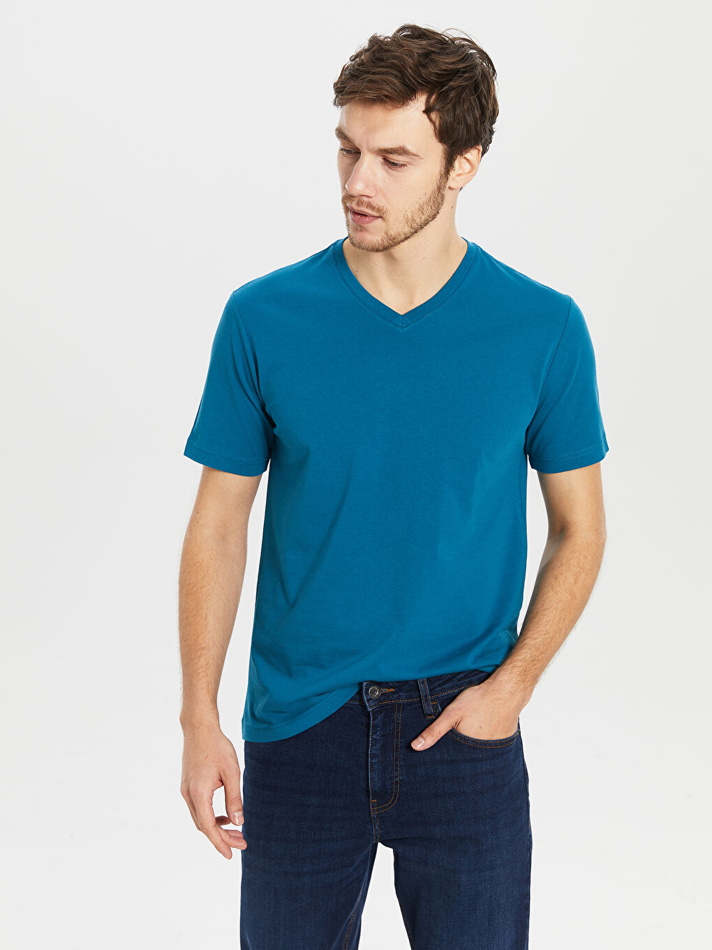 تيشيرت قطن أساسي بفتحة رقبة على شكل حرف V وكم قصير للرجال-2