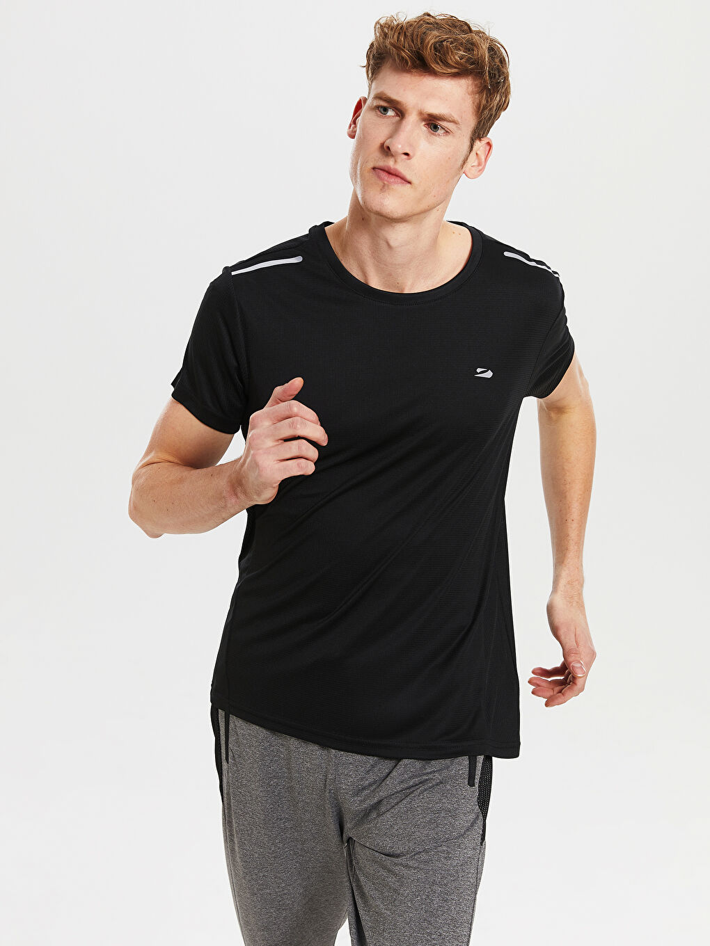 Спортивная футболка с круглым вырезом-1
