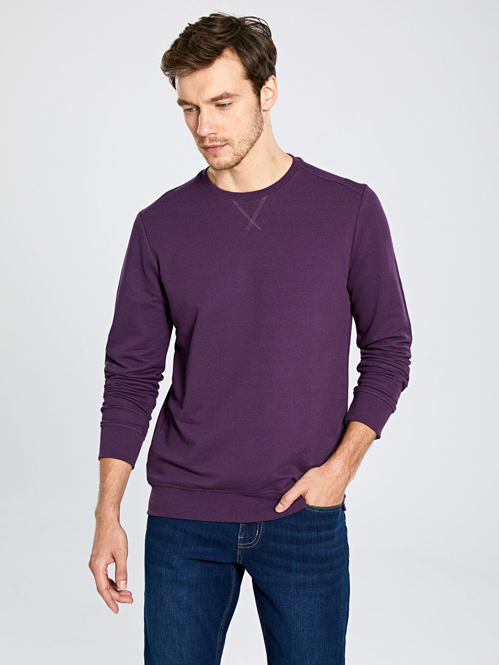 Базовый свитшот с круглым вырезом