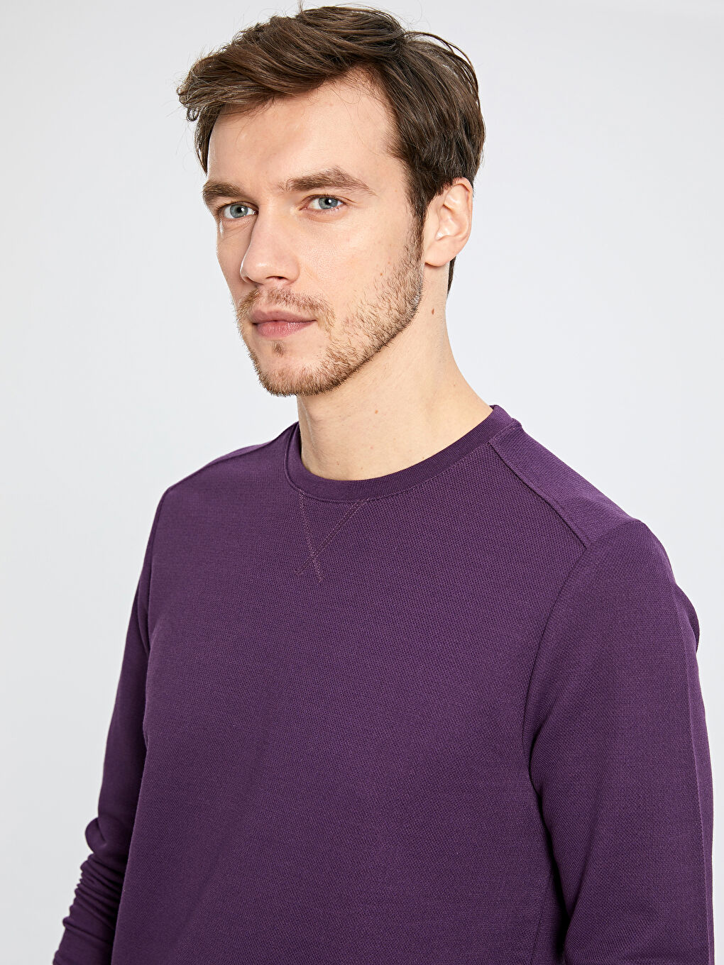 Базовый свитшот с круглым вырезом-1