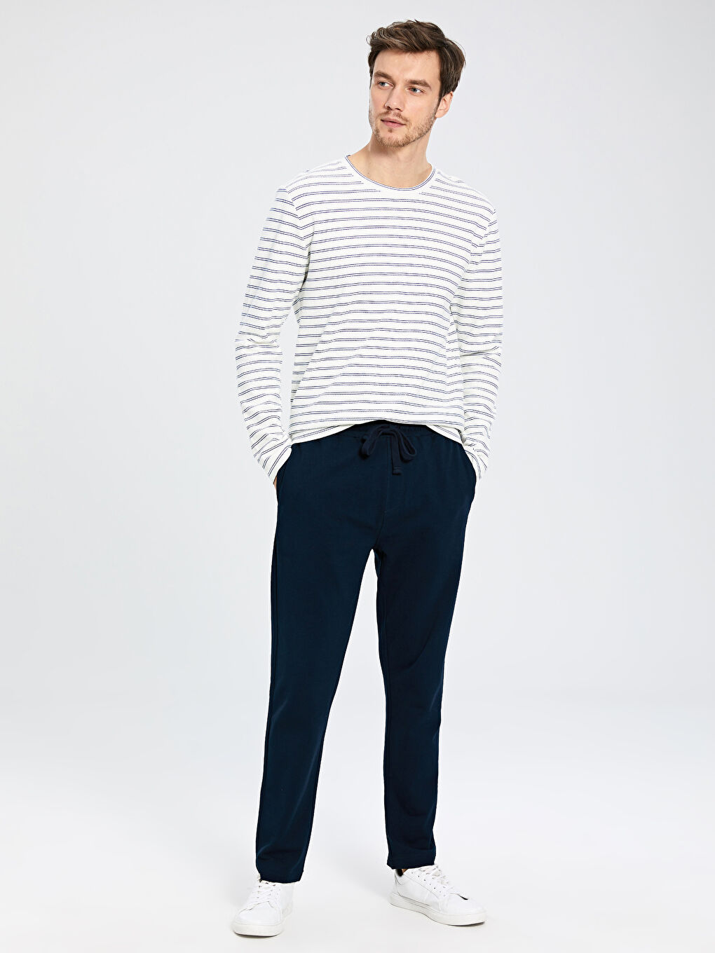 بنطلون رياضي بقصة عادية 