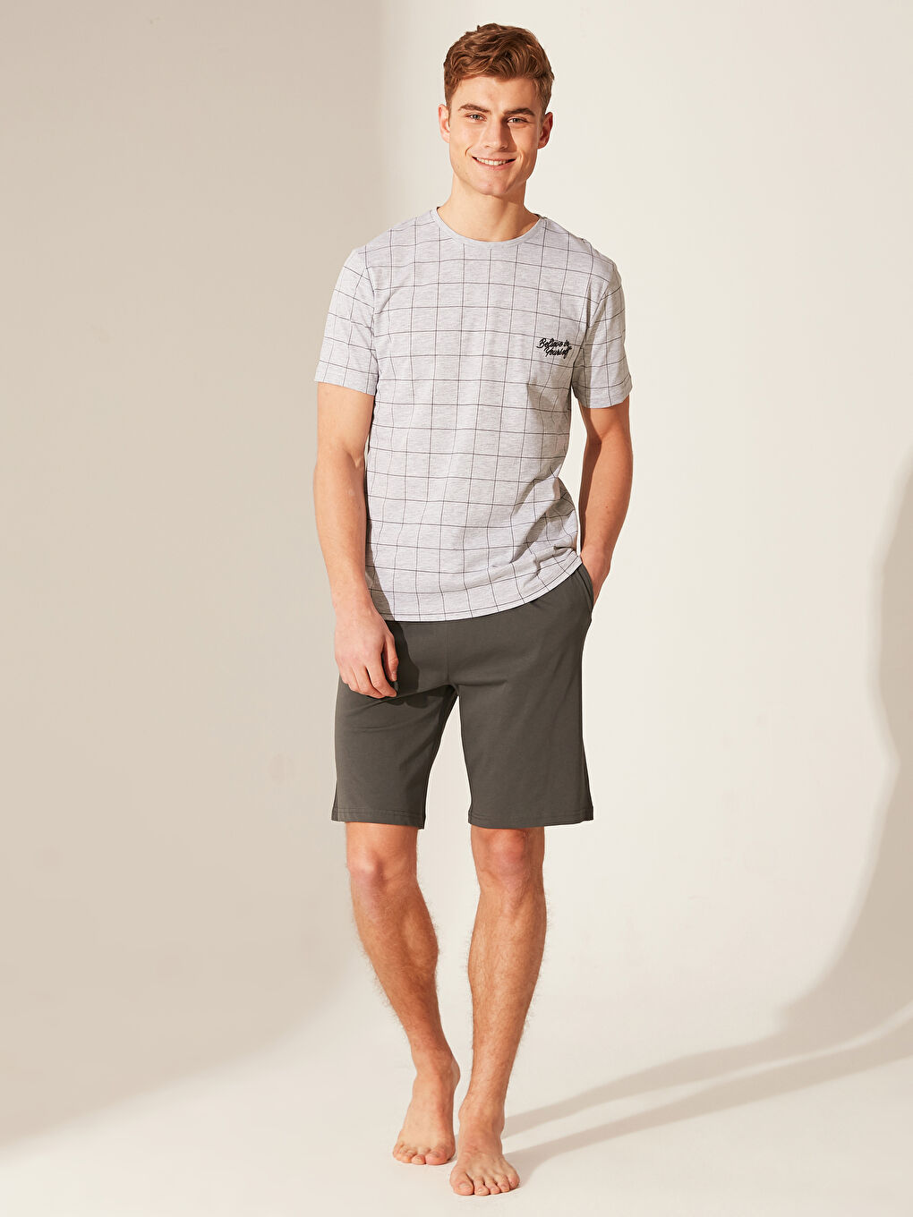 Мужской пижамный комплект с шортами стандартного кроя-1