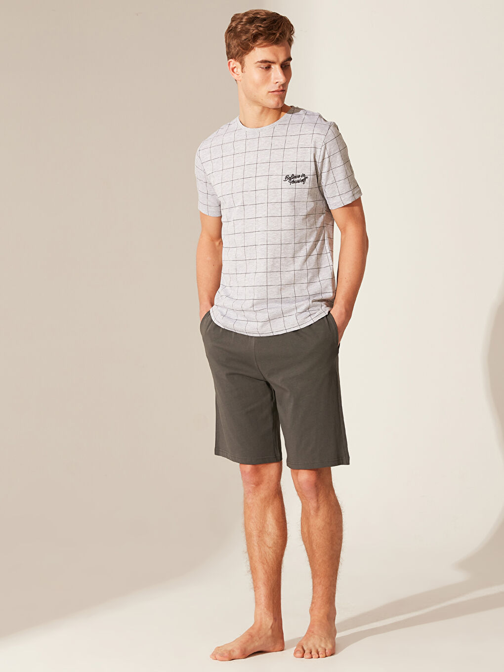 Мужской пижамный комплект с шортами стандартного кроя-2